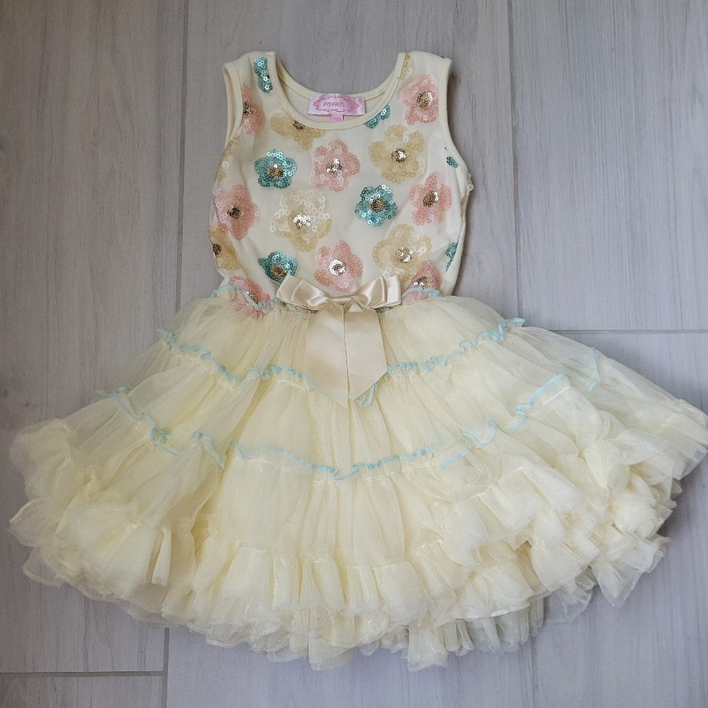 Adorable Dress!🌸 Size 2T/3T. *Like New* Comes w/headpiece